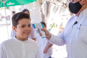 een jongen laat zijn tanden poetsen door een man bij Hosteria Las Quintas Hotel Restaurante Bar in Cuernavaca