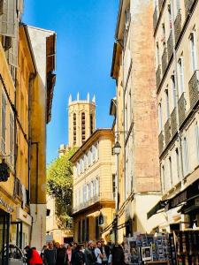 um grupo de pessoas andando por uma rua da cidade em Chambre Le Merindol em Aix-en-Provence