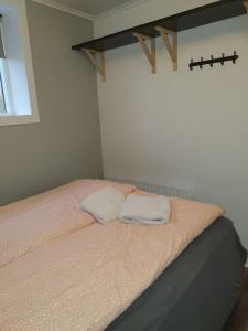 um quarto com uma cama com duas toalhas em Skjólsteinar em Grundarfjordur