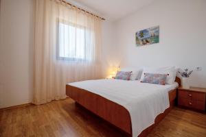 - une chambre avec un grand lit et une fenêtre dans l'établissement Casa Nina, à Neum