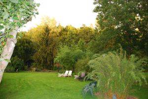 スレナーケンにあるAanHetGroteBosの芝生のベンチ2つが備わる公園