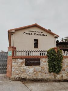 een gebouw met een bord waarop staat: casa cantina bij Casa Carmina Hostel in Muros de Nalón