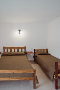 duas camas sentadas uma ao lado da outra num quarto em Aires de Cafayate em Cafayate