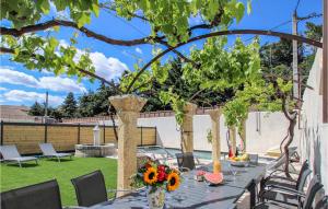 Taman di luar Nice Home In Rochefort-Du-Gard