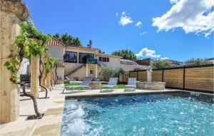 uma piscina com cadeiras e uma casa em Amazing Home In Rochefort-du-gard With Wifi em Rochefort-du-Gard