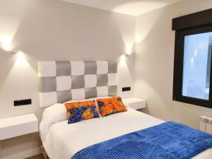 A bed or beds in a room at OVIEDO CENTRO SANTA CLARA PISO DE LUJO