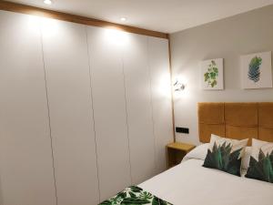 A bed or beds in a room at OVIEDO CENTRO SANTA CLARA PISO DE LUJO