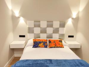 A bed or beds in a room at OVIEDO CENTRO SANTA CLARA PISO DE LUJO