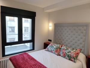 A bed or beds in a room at OVIEDO CENTRO SANTA CLARA PISO DE LUJO
