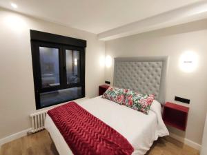 A bed or beds in a room at OVIEDO CENTRO SANTA CLARA PISO DE LUJO