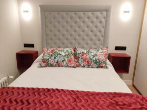 A bed or beds in a room at OVIEDO CENTRO SANTA CLARA PISO DE LUJO