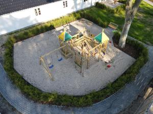 einen Blick über einen Spielplatz in einem Park in der Unterkunft Herrenhaus-Henriettenhof in Grömitz