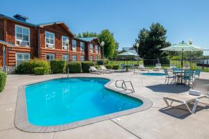 The swimming pool at or close to River Lodge and Cabins