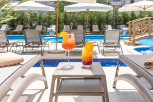 Bazén v ubytování Boutique Hotel Momentum by Aycon nebo v jeho okolí
