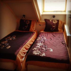 twee bedden in een kleine kamer naast een raam bij Huisje Stockholm op Terschelling in West-Terschelling