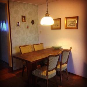 een eettafel met stoelen en een kom erop bij Huisje Stockholm op Terschelling in West-Terschelling