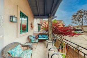 Μπαλκόνι ή βεράντα στο 329 Oak Ave Gorgeous condo blocks from the beach with fireplace, balcony, central AC, & W/D