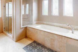 Ένα μπάνιο στο 329 Oak Ave Gorgeous condo blocks from the beach with fireplace, balcony, central AC, & W/D +25 φωτογραφίες