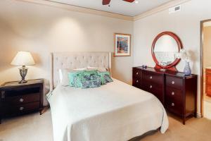 Ένα ή περισσότερα κρεβάτια σε δωμάτιο στο 329 Oak Ave Gorgeous condo blocks from the beach with fireplace, balcony, central AC, & W/D