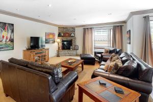 Μια τηλεόραση ή/και κέντρο ψυχαγωγίας στο 329 Oak Ave Gorgeous condo blocks from the beach with fireplace, balcony, central AC, & W/D