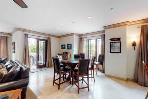 Χώρος καθιστικού στο 329 Oak Ave Gorgeous condo blocks from the beach with fireplace, balcony, central AC, & W/D