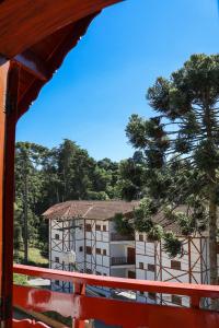 een uitzicht op een gebouw vanaf een balkon bij Pousada da Lua in Campos do Jordão