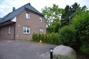 una casa in mattoni con un vialetto di fronte di MOIN, MOIN & AHOI! a Kiel