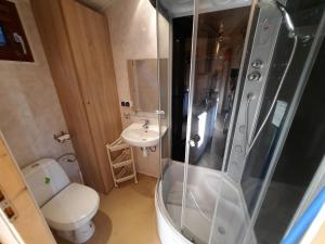 Ванная комната в Domki Letniskowe 777