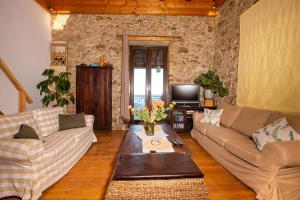 Posezení v ubytování Seaview stone apartment in Ipsos Beach
