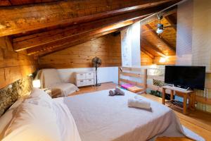 Postel nebo postele na pokoji v ubytování Seaview stone apartment in Ipsos Beach