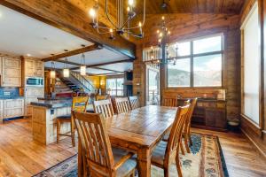 comedor con mesa de madera y sillas en Slopeside Sanctuary, en Copper Mountain