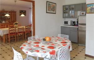 Η κουζίνα ή μικρή κουζίνα στο 2 Bedroom Cozy Home In Saint Trinit