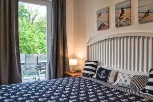 Postel nebo postele na pokoji v ubytování strandnah, Balkon, AHOI Erlebnisbad gratis in Sellin - Strandresidenz Brandenburg FeWo 36
