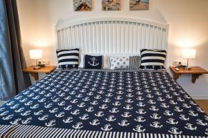 Postel nebo postele na pokoji v ubytování strandnah, Balkon, AHOI Erlebnisbad gratis in Sellin - Strandresidenz Brandenburg FeWo 36