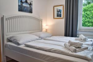Postel nebo postele na pokoji v ubytování strandnah, Balkon, AHOI Erlebnisbad gratis in Sellin - Strandresidenz Brandenburg FeWo 36