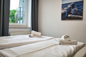 Postel nebo postele na pokoji v ubytování strandnah, Balkon, AHOI Erlebnisbad gratis in Sellin - Strandresidenz Brandenburg FeWo 36
