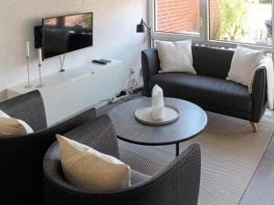 ein Wohnzimmer mit 2 Sofas und einem Tisch in der Unterkunft 4 person holiday home in Bl vand in Blåvand