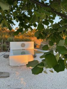 un forno a microonde seduto per terra sotto un albero di Lugar d´vagar, Vale Serrão, Castelo de Vide a Castelo de Vide