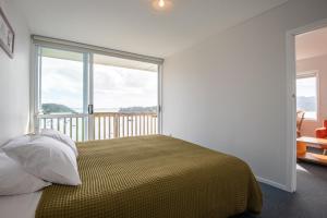 Un pat sau paturi într-o cameră la Mangonui Motel
