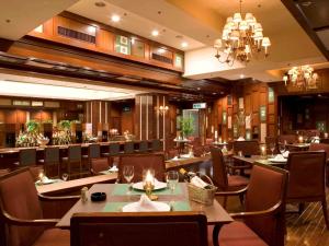 Ein Restaurant oder anderes Speiselokal in der Unterkunft The Cypress Mercure Hotel Nagoya 