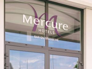 znak hotelu Merrie na oknie sklepu w obiekcie Mercure Roeselare w mieście Roeselare