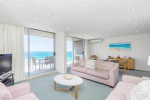 A seating area at One The Esplanade Apartments on Surfers Paradise