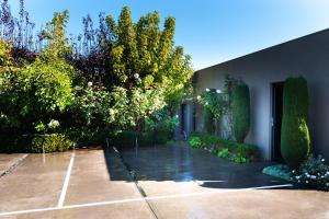 ein Haus mit einem Innenhof mit Bäumen und Sträuchern in der Unterkunft Freddy's Boutique Villas in Warrnambool + 7 Fotos