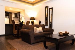 ein Wohnzimmer mit einem Sofa und einem Tisch in der Unterkunft Freddy's Boutique Villas in Warrnambool