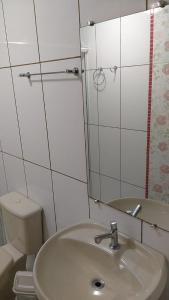 A bathroom at Hotel Pousada Rolantchê