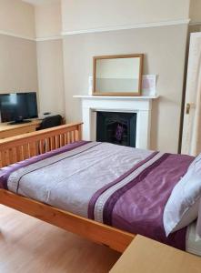 A bed or beds in a room at Homeleigh Apartments- Isle of Wight