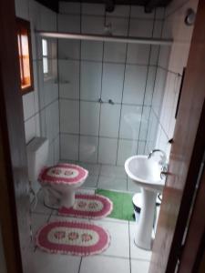a bathroom with a toilet and a sink at Chalé MJF in Monte Verde