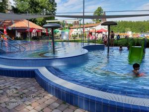 ヘーヴィーズにあるApartments in Heviz/Balaton 27595の- ウォーターパークのプールでの子供の遊泳