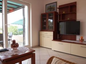 a living room with a television and a table at House FRLAN in Soline