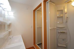 un baño con ducha y lavabo en Fujinokura Village, en Fujikawaguchiko 53 fotos más